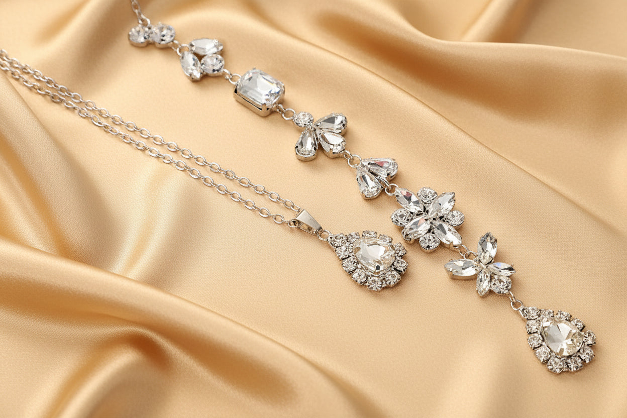 Collar con fondo de diamantes de imitación