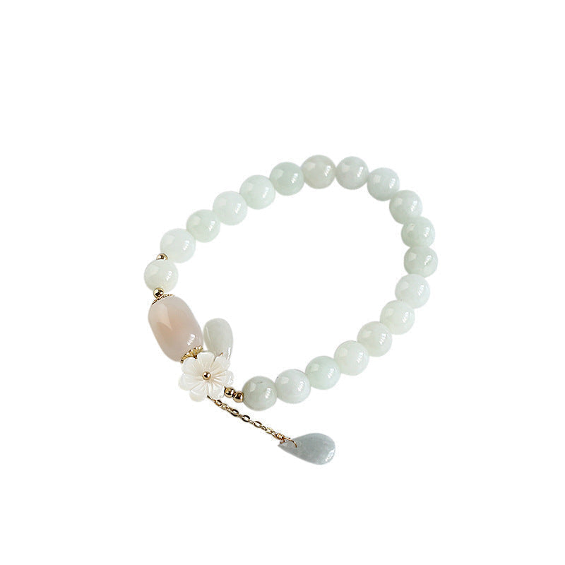 Pulsera de jadeíta natural con forma de flor y gota de agua y detalles en oro de 14 quilates.