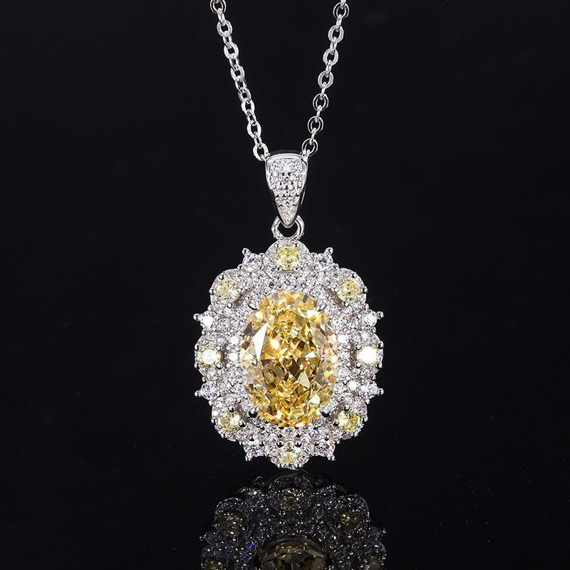 Collar con halo de piedras preciosas de corte ovalado en forma de pétalo