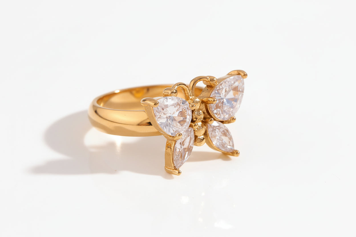 Anillo de mariposa con diamantes en oro de 18 quilates
